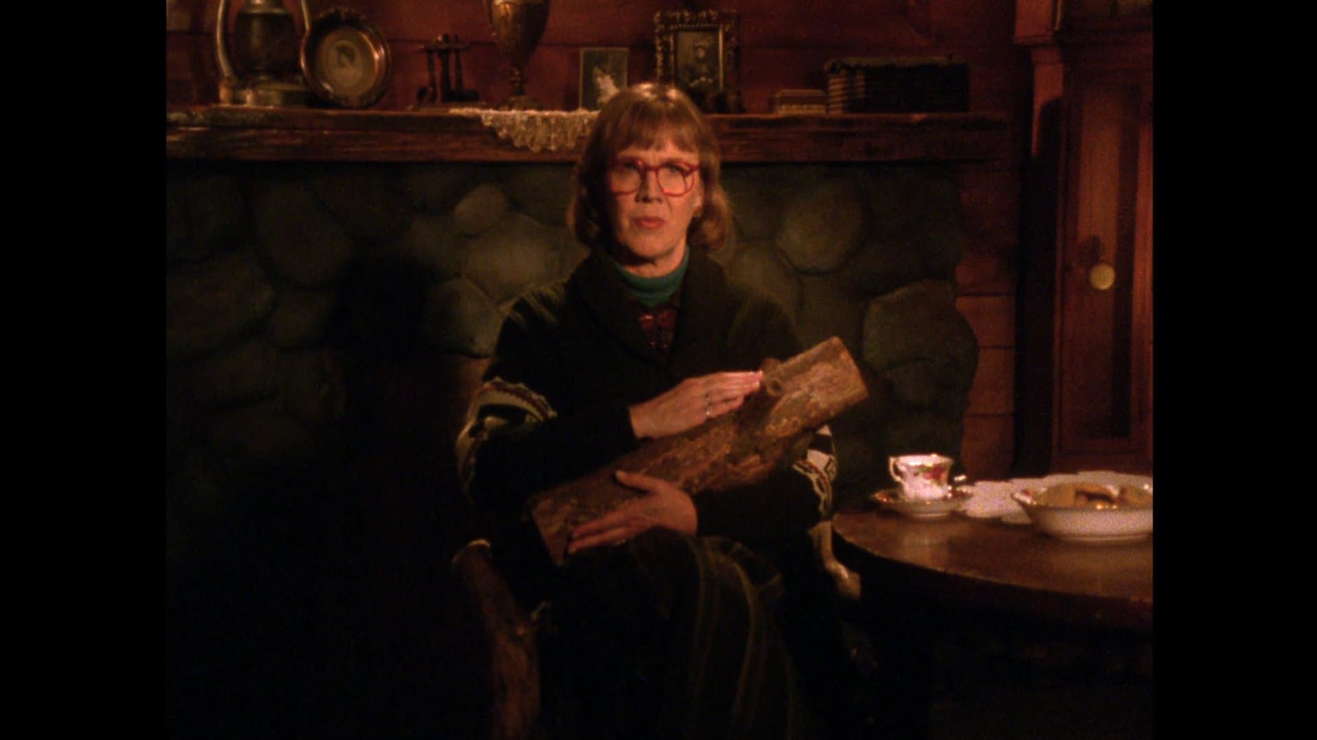 Log Lady Introduction - S01E08