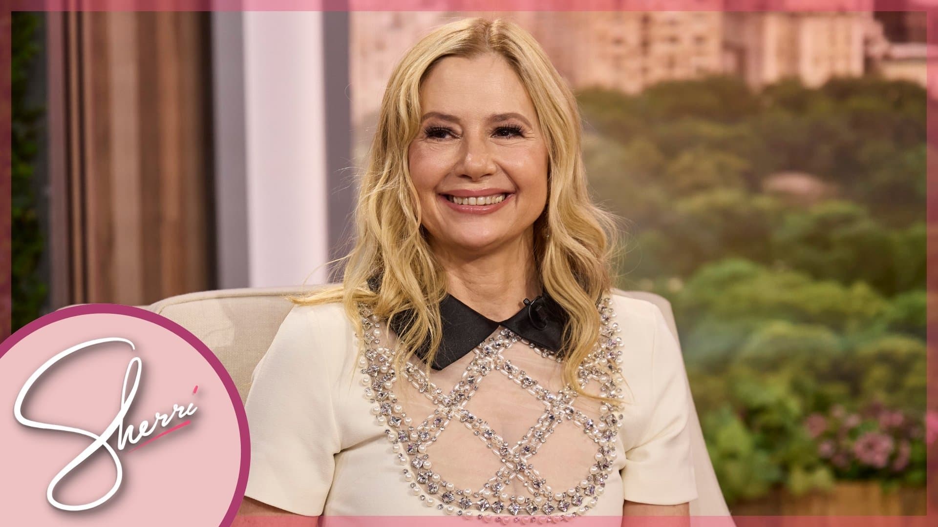 Mira Sorvino, Cristela Alonzo