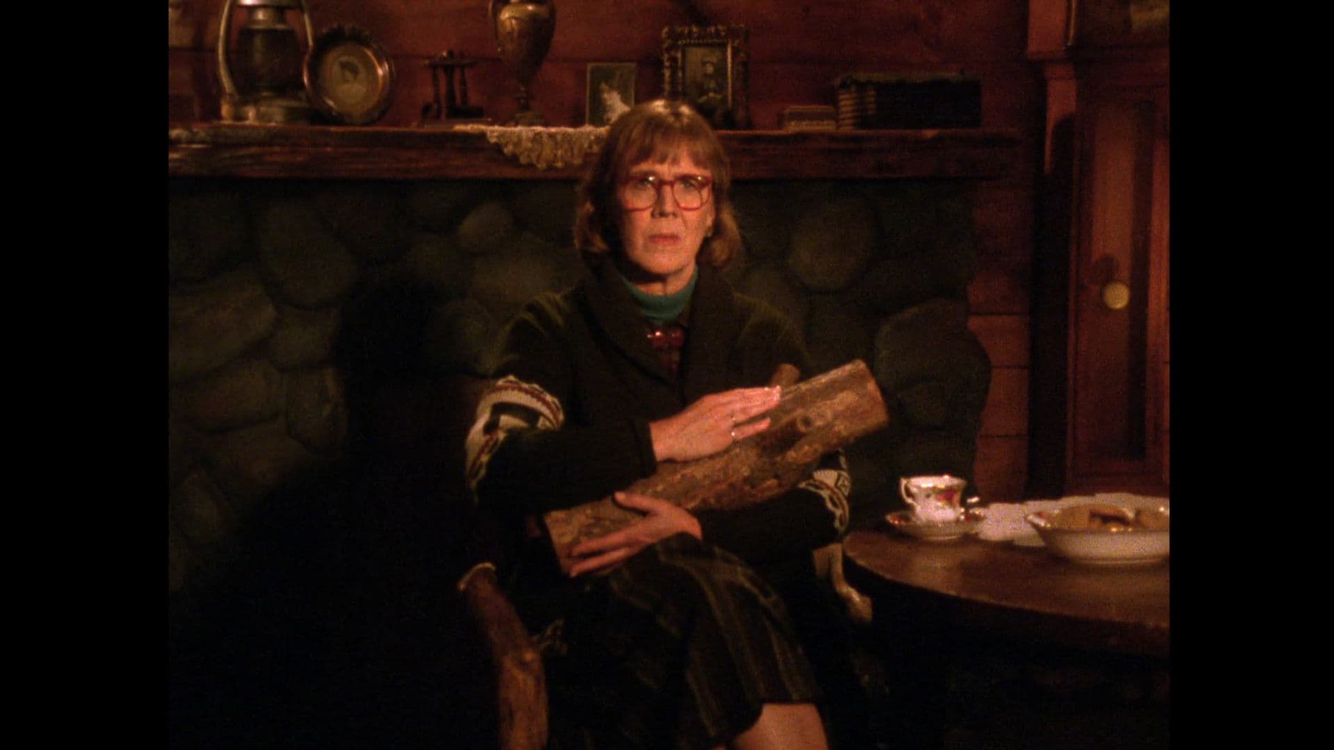 Log Lady Introduction - S01E07