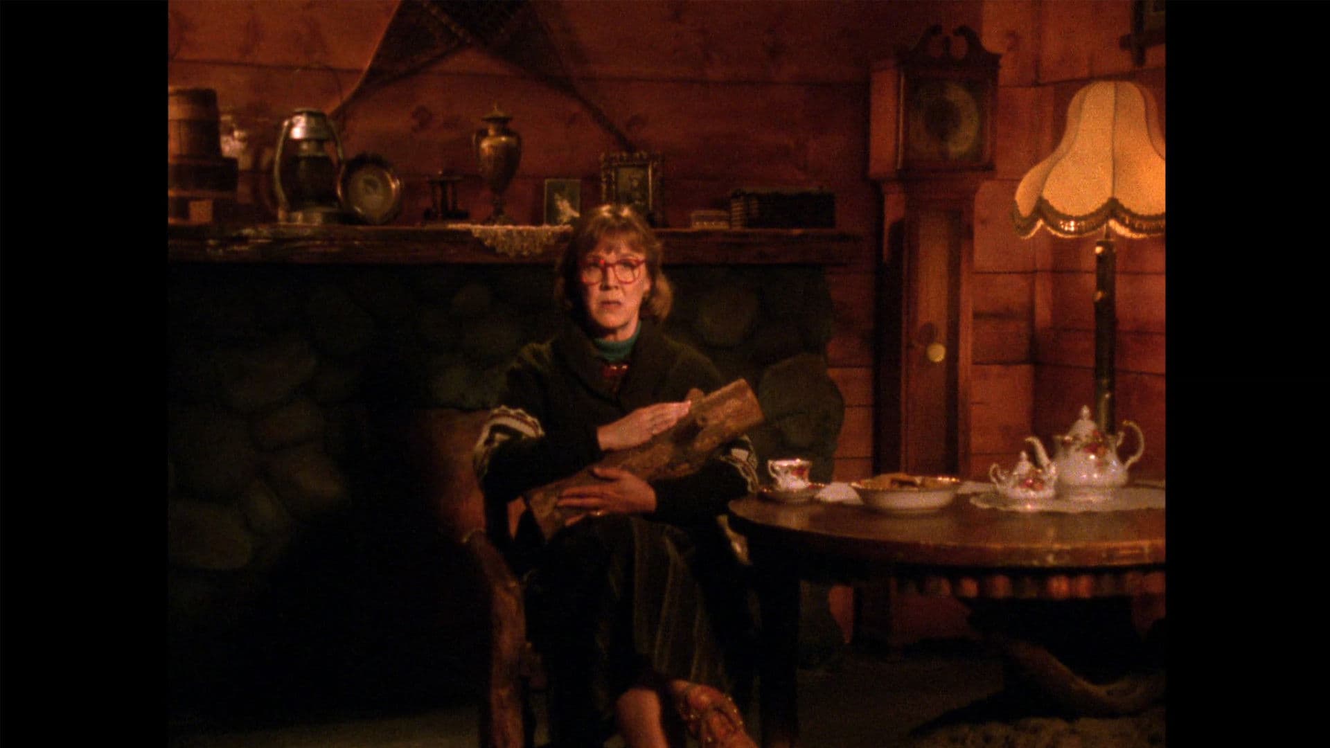 Log Lady Introduction - S01E01